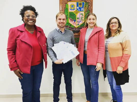 Shirlei se encontrou com o prefeito de Ibirama para discutir propostas pedagógicas contra abuso sexual infantil. Foto: Reprodução/@negritashi /Instagram.