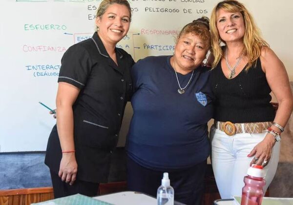 Chorosa, Francisca agradeceu muito as professoras do curso de alfabetização. - Foto: Mariana Villa / Los Andes 