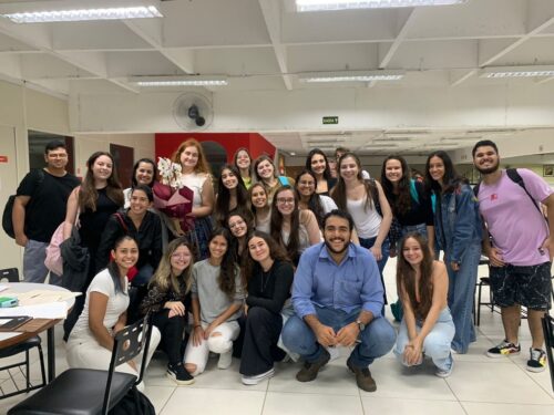 Alunos fazem surpresa para Patrícia Linares, vítima de etarismo em Universidade de Bauru (SP) — Foto: Arquivo Pessoal