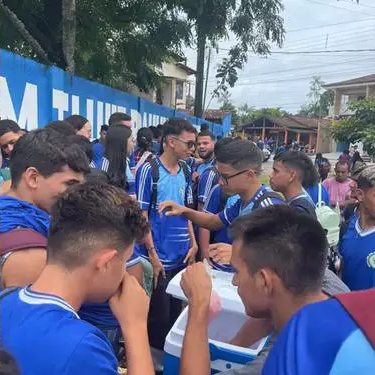 Os alunos fizeram fila em frente à escola para comprar todos os lanches do vendedor proibido de trabalhar- Foto: reprodução / redes sociais