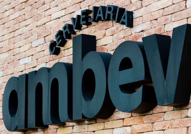 Ambev, empresa de bebidas presente em 19 países, está com inscrições abertas para processo seletivo de estágio/trainees. Foto: Reprodução/Portal Nosso Meio.