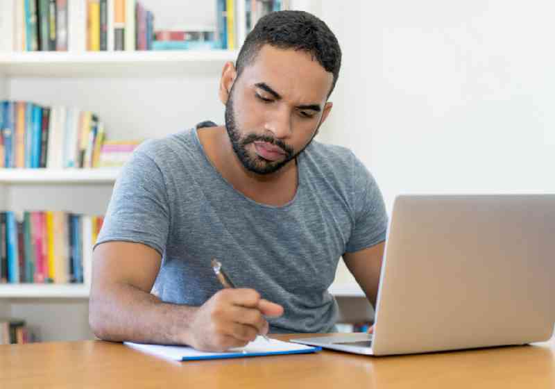 Ambev, empresa de bebidas presente em 19 países, está com inscrições abertas para processo seletivo de estágio/trainees. Foto: DMEPhotography/iStock