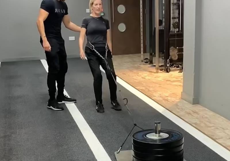 A enfermeira cria um plano de atividades e cura a osteoporose. - Foto: Divulgação/Roar Fitness