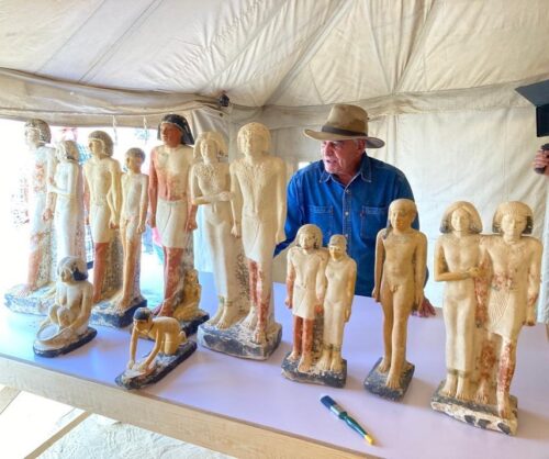 Várias estátuas foram encontradas na tumba recém-descoberta. Alguns deles retratam os proprietários do túmulo. Foto: Ministério de Turismo e Antiguidades do Egito