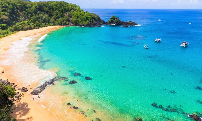 Outro ângulo da Baia do Sancho, em Fernando de Noronha, eleita a melhor praia do mundo - Foto: divulgação