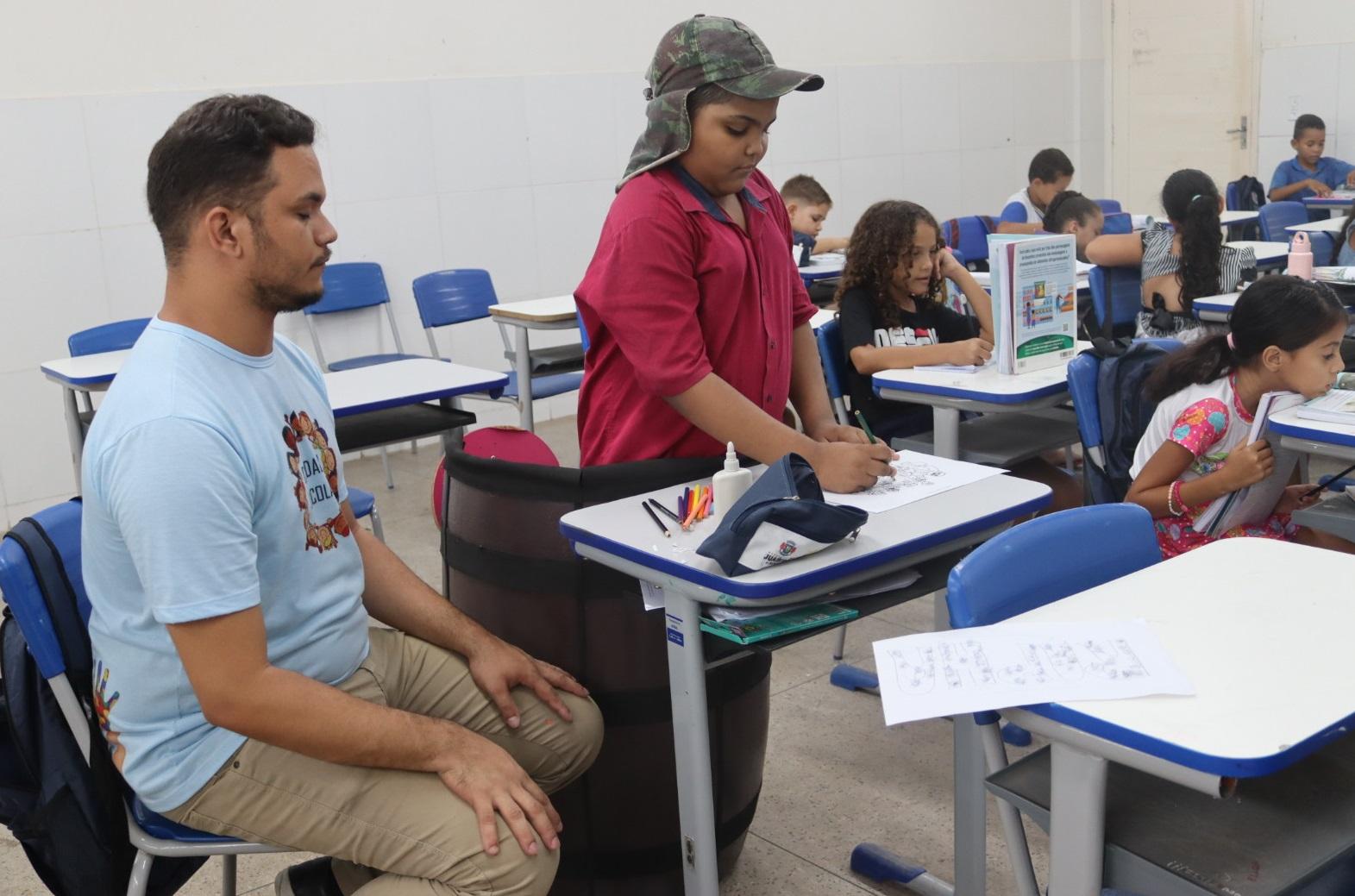 O aluno Raphael estudando no barril do Chaves - Divulgação/Camila Brito