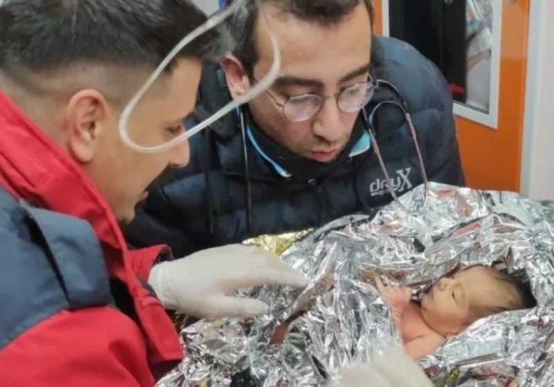 A mãe e o bebê foram salvos dos escombros após 4 dias soterrados. - Foto: Ekrem Imamoglu