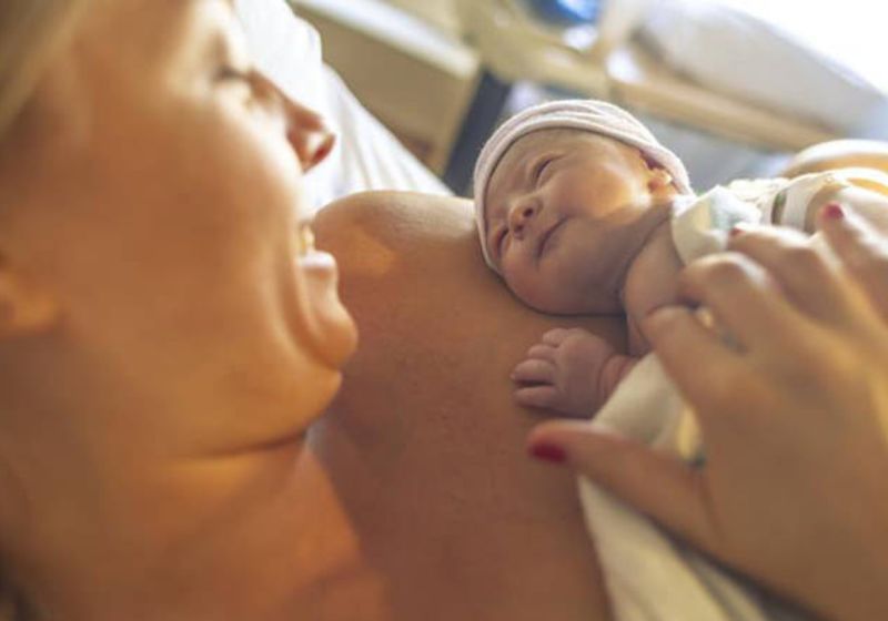 Hora de ouro é importante para manter vínculos entre mãe e criança, além de trazer série de benefícios para saúde. Foto: Reprodução/Shutterstock.