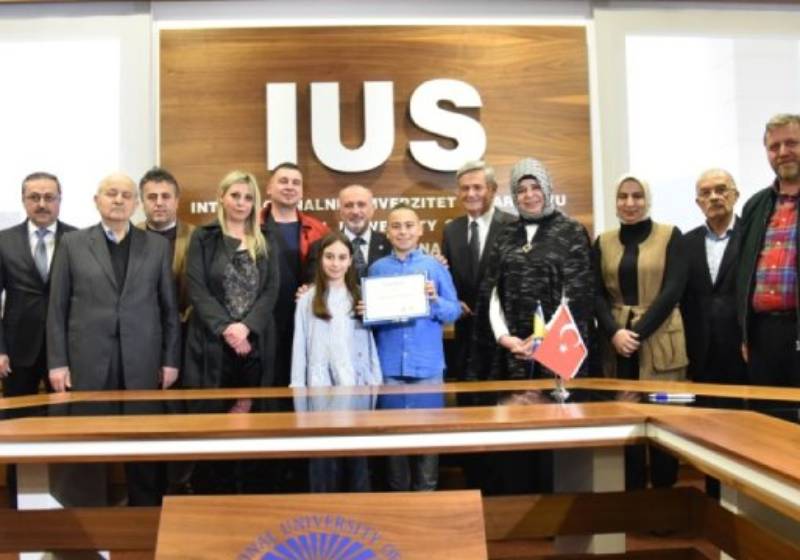 Ao saber da situação da Síria e Turquia com os terremotos, o menino decidiu ajudar e foi recompensado! - Foto: Divulgação/University of Sarajevo