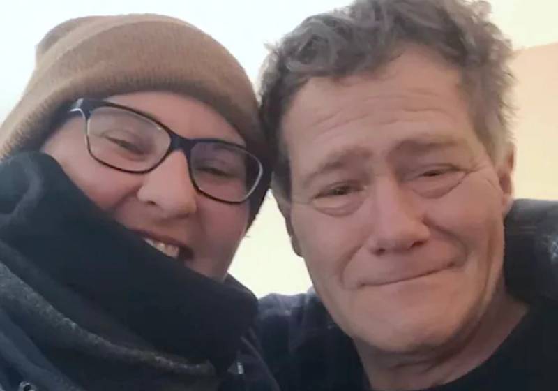 A mulher se emocionou ao ouvir a história do sem-teto e não restou dúvidas ela. Solidária, resolveu ajudá-lo. - Foto: Reprodução/Facebook Danielle MacDuff