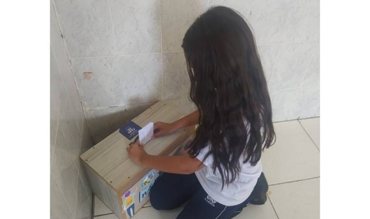 Os alunos depositavam as cartas em um baú, e toda última sexta-feira do mês a professora abria e distribuía as cartinhas. Foto: Reprodução/Porvir.org.