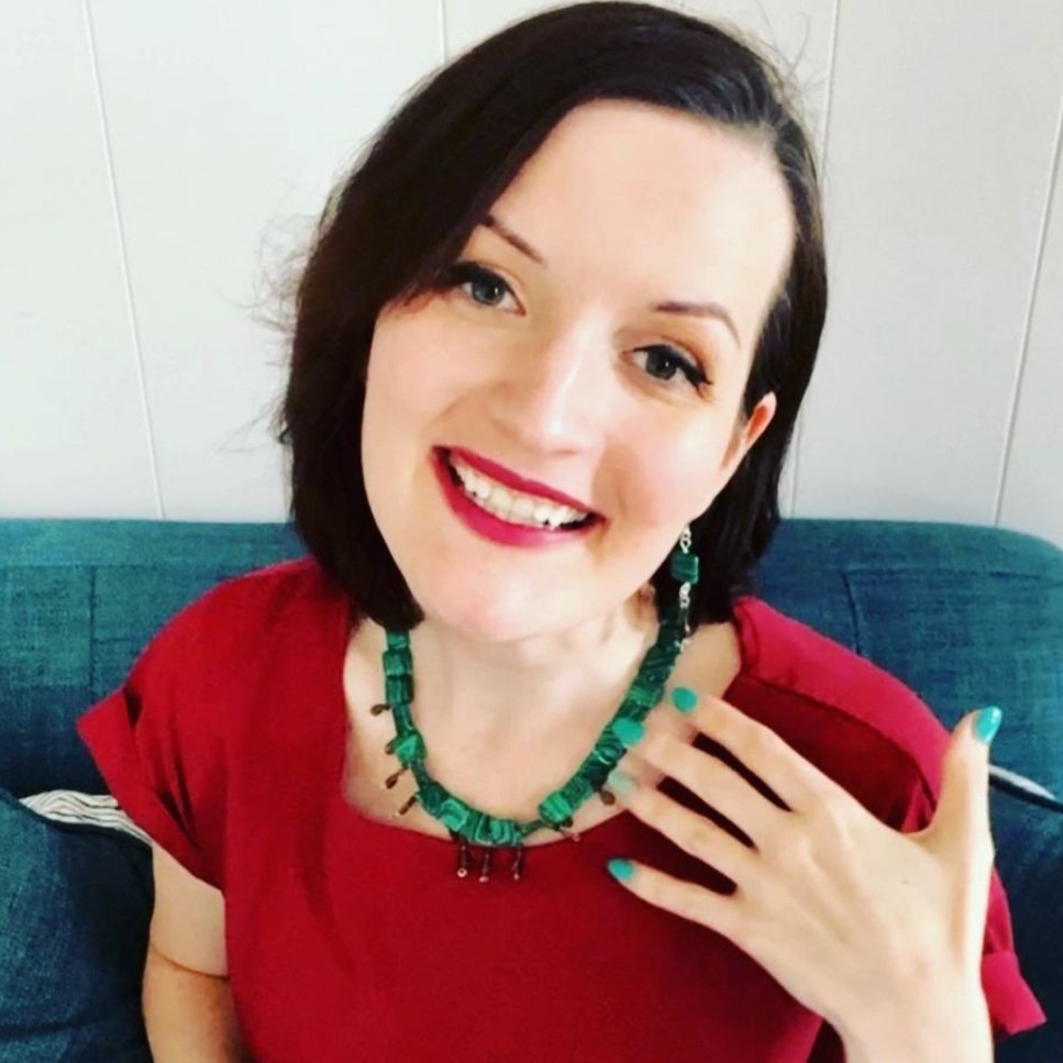 Carissa, que antes era criticada pelo marido por usar jóias, agora exibe os adereços com orgulho. Foto: Reprodução/Veteransstorynight.