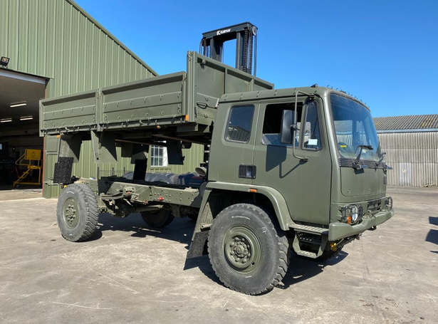 O casal comprou um caminhão, transformou em motorhome e saiu para viajar o mundo - Foto: Craig Saunders