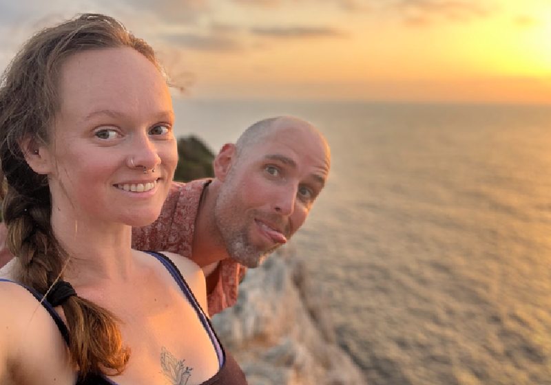 O casal largou os empregos, fez economias, comprou um motorhome e agora viaja o mundo - Foto: Kerry Whitelegg