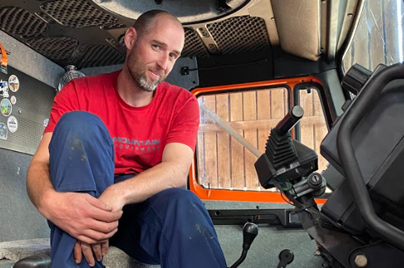 Craig Saunders, junto com sua esposa, Kerry, largou o emprego, vendeu a casa e caiu na estrada, morando em um caminhao de exército DAFT244 - Foto: Craig Saunders