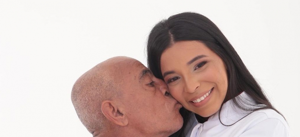 O beijo do avô na sua neta que estava formando, representa todo o carinho que o idoso teve ao longo da faculdade de Joyce. Foto: Reprodução/LeiaJá.