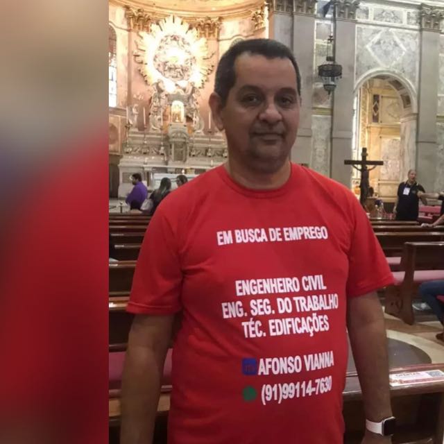 Afonso e a camisa currículo que mandou fazer para ver se consegue emprego - Foto: arquivo pessoal