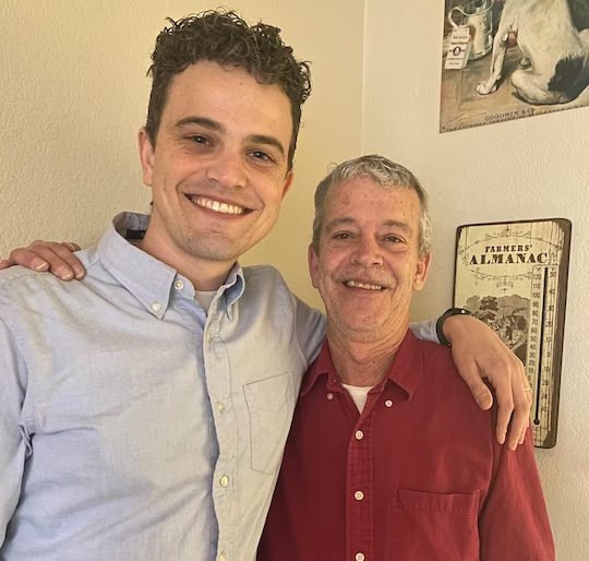 Patrick McCarthy com seu pai, Peter Judge. Quando ele perdeu o emprego como caixa, o filho compartilhou a história no LinkedIn e centenas se ofereceram para ajudar. Foto: Patrick McCarthy
