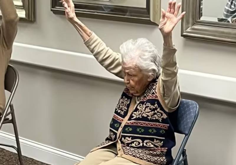 A vovó de 102 anos é conhecida por não dar folga para os preguiçosos em suas aulas de ginástica! - Foto: Elk Ridge Village Senior Living