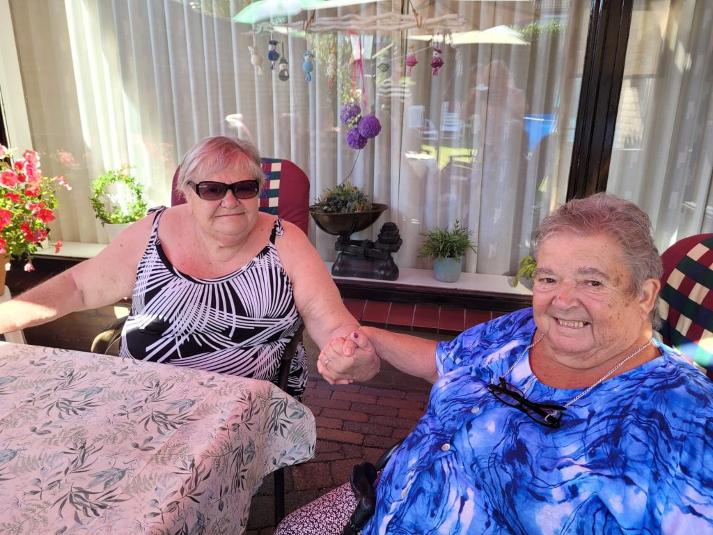 As duas irmãs foram adotadas durante a Segunda Guerra Mundial e levadas para países diferentes. Só agora se conheceram - Foto: MYHERITAGE/SWNS