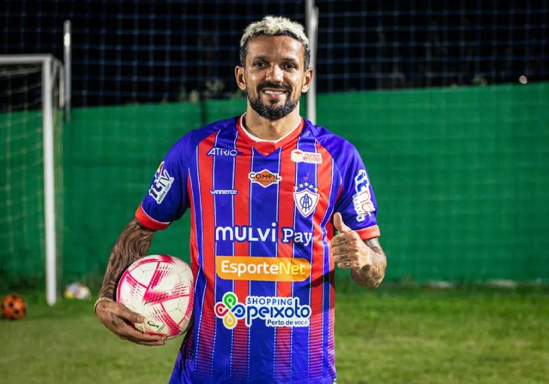 O atacante Matheus com a camisa do Itabaiana. O jogador trocou o salário por doação de cestas básicas que serão doadas a famílias carentes de SE - Foto: Artur Aragão/AOI