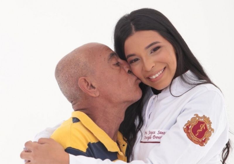 Estudante Joyce dos Santos fez linda homenagem para seu avô, que trabalhou como gari para pagar a faculdade dela. Foto: Reprodução/LeiaJá.