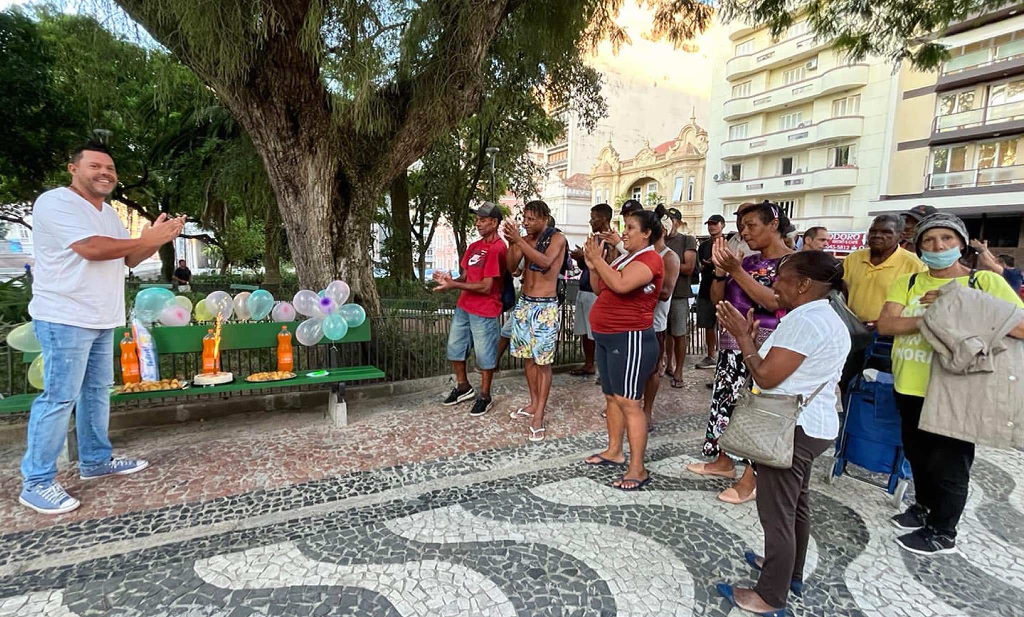 Kaká levou balões, doces e refri para comemorar o aniversário com colegas que ainda vivem nas ruas - Foto: arquivo pessoal