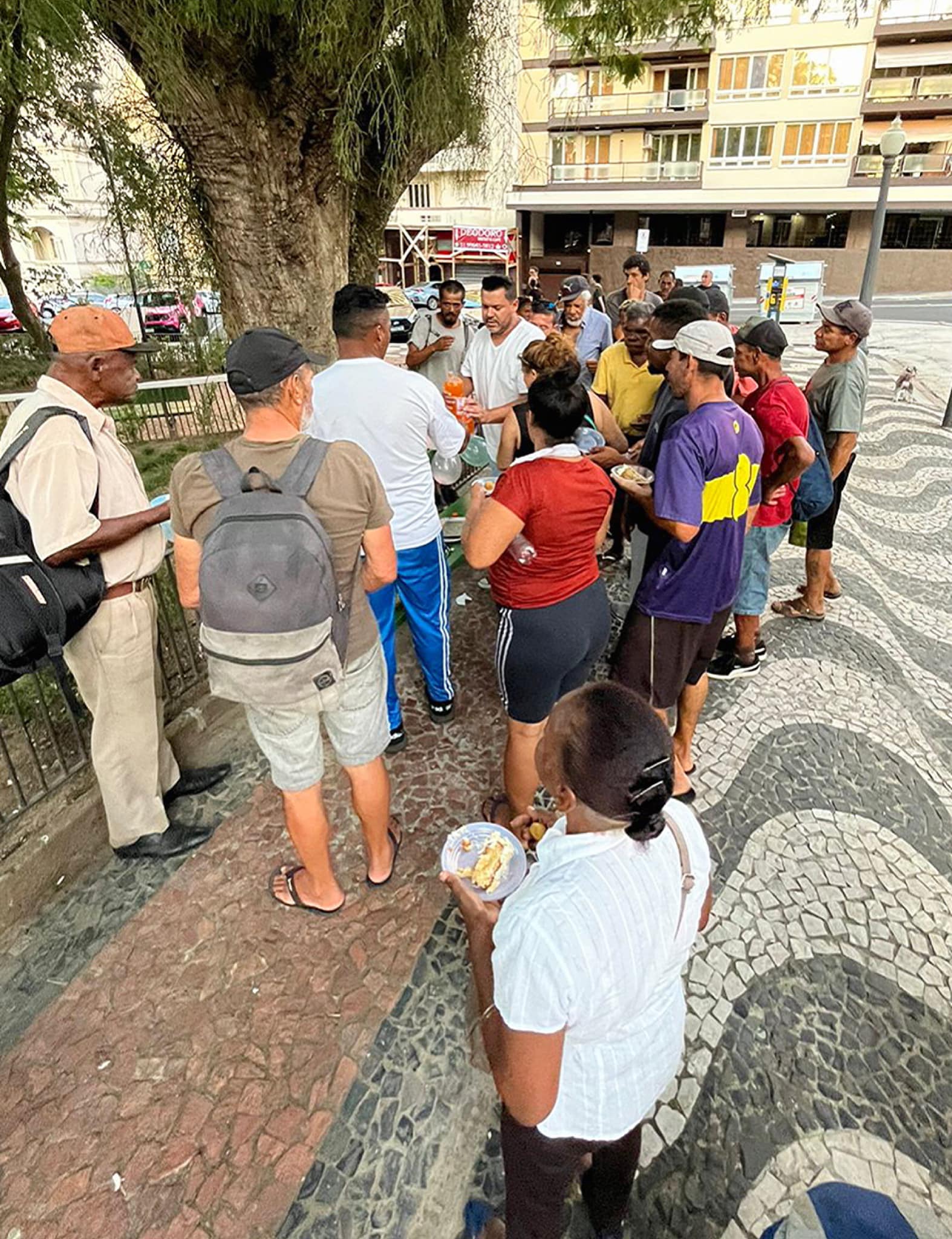O ex-sem teto na festa de aniversário com amigos que ainda vivem nas ruas de Porto Alegre - Foto: arquivo pessoal