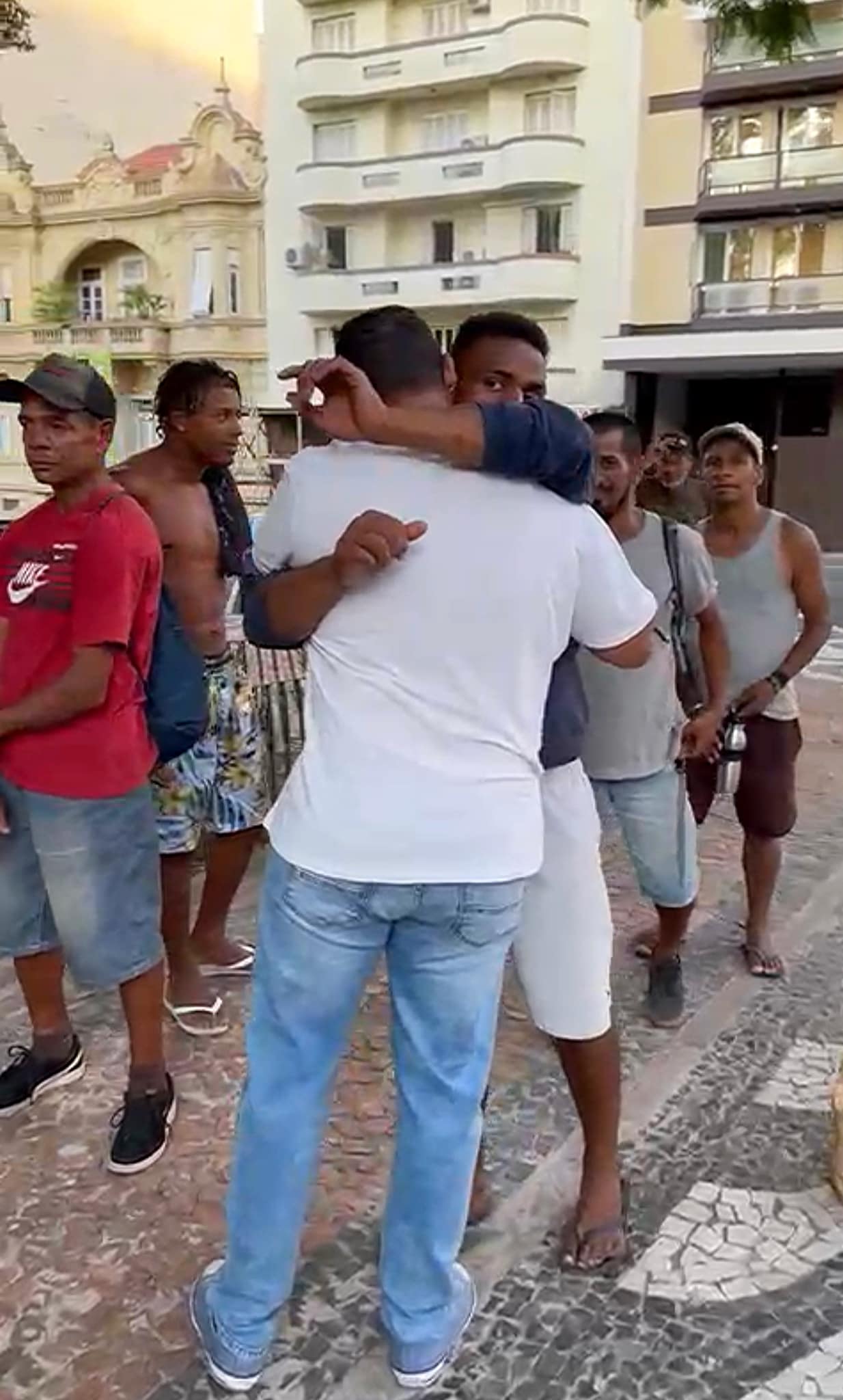 Kaká recebe um abraço de gratidão de um sem-teto que também tem esperança de melhorar na vida - Foto: arquivo pessoal