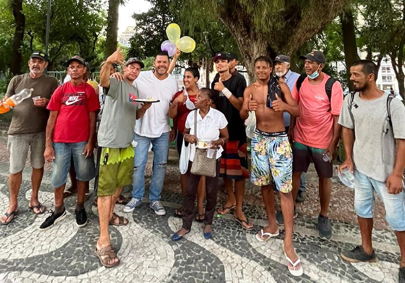 Kaká, o ex-sem-teto (de camisa branca) na festa que deu para os amigos que ainda vivem nas ruas de Porto Alegre - Foto: arquivo pessoal