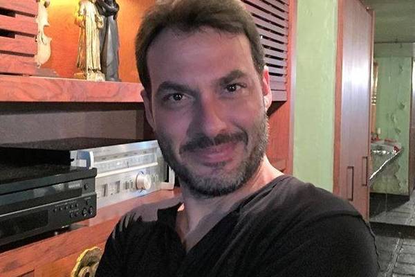 Léo Esteves, que agora está na equipe de produção do Rei Roberto, trabalhou mais de uma década com seu pai, Erasmo Carlos. Foto: Reprodução/Erasmo Carlos/Facebook.