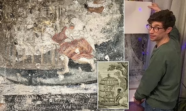 Luke exibe orgulho a pintura em mural que achou ao reformar sua cozinha. O desenho tem cenas do livro Emblema, de 1635. Foto: Reprodução/Dailymail.
