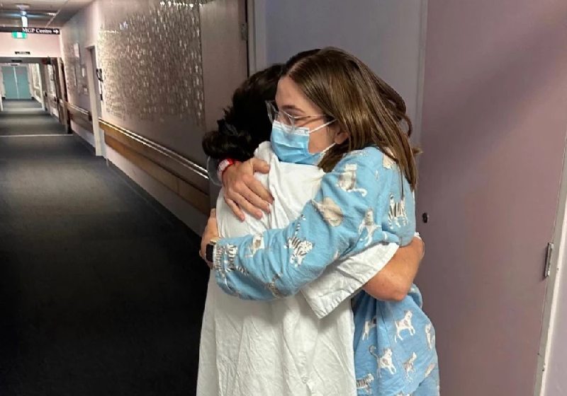 Para realizar o sonho da filha, a mãe doou seu útero num em ato de amor incondicional. - Foto: Reprodução/Facebook Sylvia Jeffreys