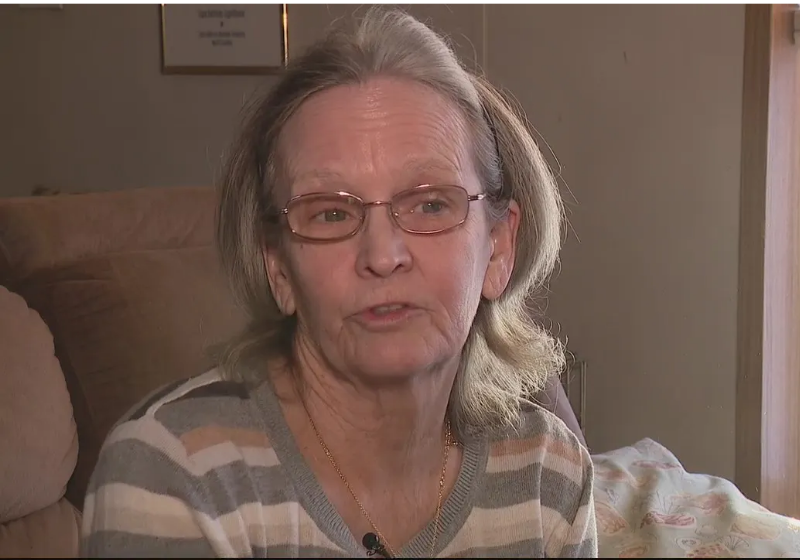 A mulher pobre ganhou uma recompensa generosa, arrecada em vaquinha online, após devolver ao dono o dinheiro que ela encontrou. - Foto: reprodução