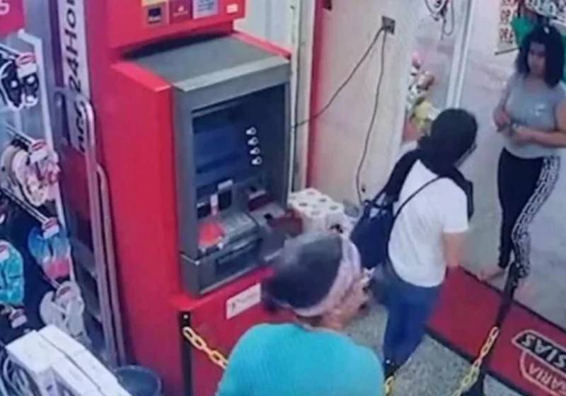 A mulher esqueceu o dinheiro na boca do caixa eletrônico. Mal sabia ela que encontraria o valor de novo! - Foto: Reprodução/Redes sociais
