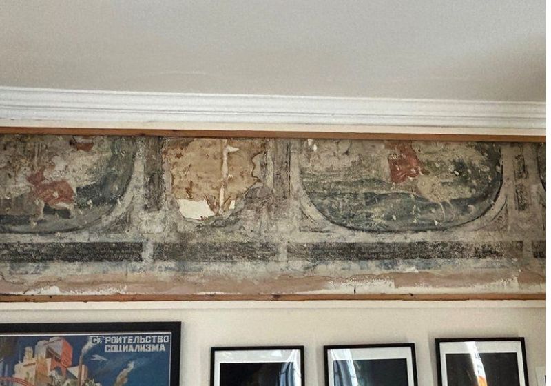 O homem ficou muito feliz em descobrir o mural de 400 anos em sua casa. Ele é fã de história da arte! Foto: Reprodução/BBC.