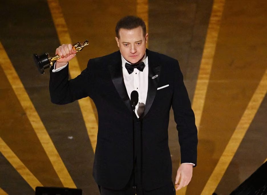 Brendan Fraser emocionado com a estatueta do Oscar na mão - Foto: Patrick T. Fallon / AFP / 