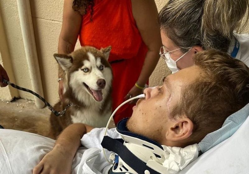 Essa visita do cão foi muito importante para a recuperação do André que ficou sem comer de saudades do bichinho. Foto: Equipe Multidisciplinar HUOP