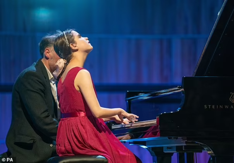 A jovem pianista cega emocionou durante a apresentação. - Foto: reprodução