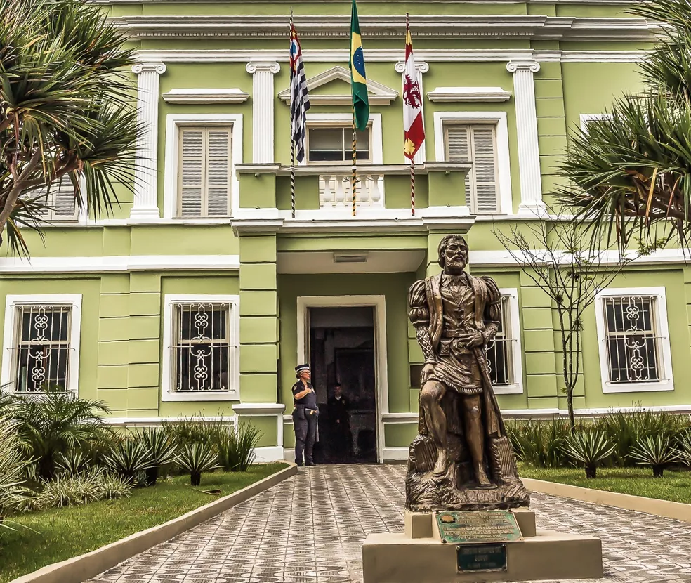 Prédio da Prefeitura de São Vicente (SP). A instituição está com vagas abertas. Foto: Reprodução/Cesar Morgado.