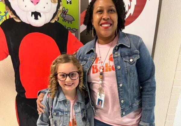 Caroline disse que a maior lição que a professora lhe ensinou é simplesmente "espalhar o bem". - Foto: Divulgação/Bentonville Schools