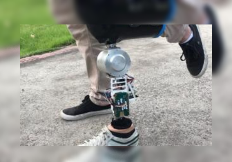 Cientistas brasileiros desenvolvem uma prótese robótica de perna que consegue realizar movimentos para pessoas amputadas - Foto: reprodução / UFES