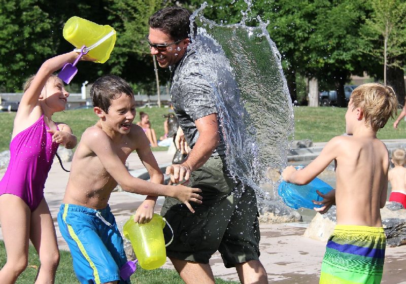 Os benefícios de risadas foram comprovados cientificamente! Gargalhar faz bem para nossa saúde física e mental e ajudam a emagrecer - Foto: Rudy Anderson / Pixabay