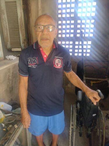 Além de consertar cadeiras, o Sr. Ivo também ajuda animais abandonados - Foto: arquivo pessoal