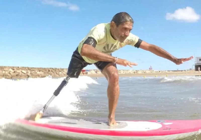 Oscar teve que amputar a perna após um câncer agressivo e agora quer ser campeão do Mundial de Surf - Foto: reprodução / El Mundo