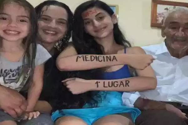 Muito feliz, agora a caloura poderá dar inícios às aulas na Universidade Federal de São João Del-Rei (UFSJ). - Foto: Arquivo Pessoal