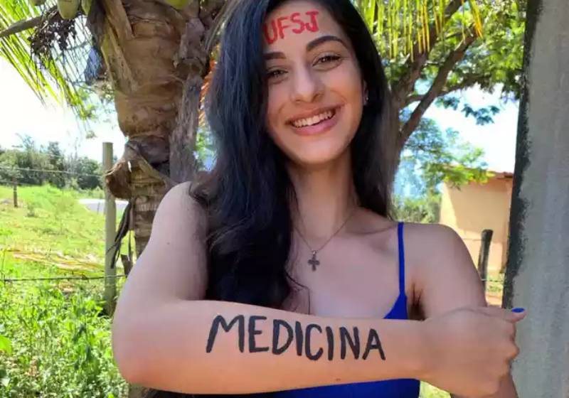A estudante da zona rural aprovada em medicina conta que a rotina não foi fácil e que não desistiu por apoio dos pais! - Foto: Arquivo Pessoal