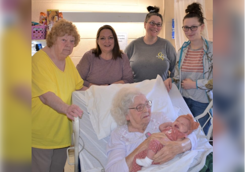 O momento em que a tetravó conhece a tetraneta acabou viralizando - Foto: arquivo pessoal