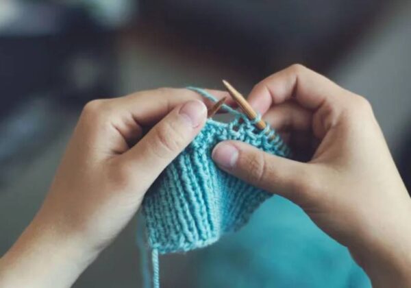 Por ser um exercício que exige coordenação motora afiada, o tricô é uma boa pedida para quem quer estimular a saúde do cérebro! - Foto: Pixabay