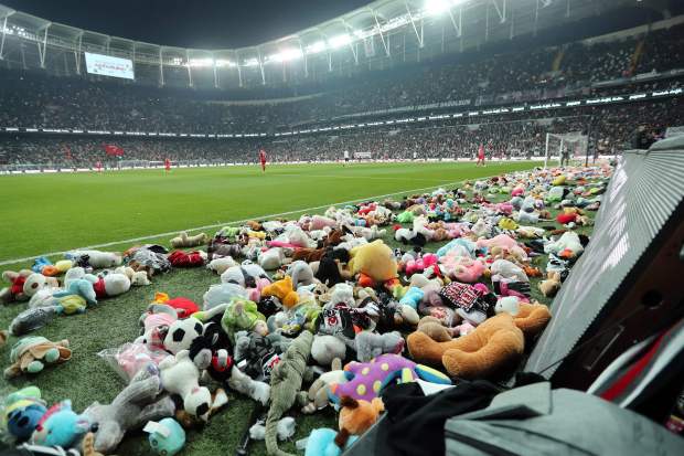 Foram milhares de ursinhos de pelúcia no gramado do estádio - Foto: Reuters